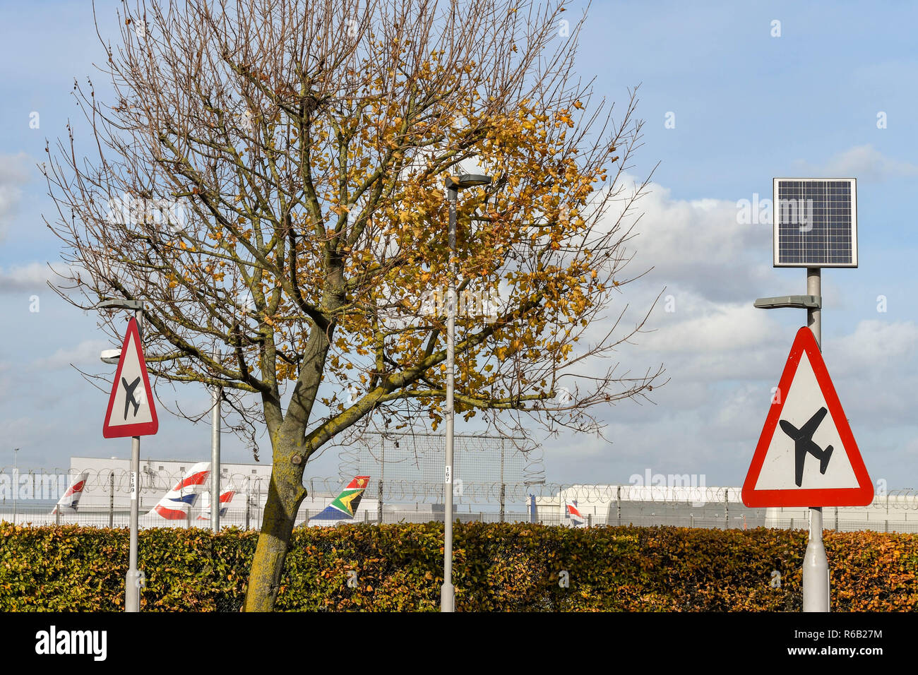 LONDON, ENGLAND - NOVEMBER 2018: Schild auf der 30 Straße am Flughafen London Heathrow Autofahrer rechtzeitig von niedrig fliegenden Flugzeugen. Das Licht für die Zeichen Stockfoto