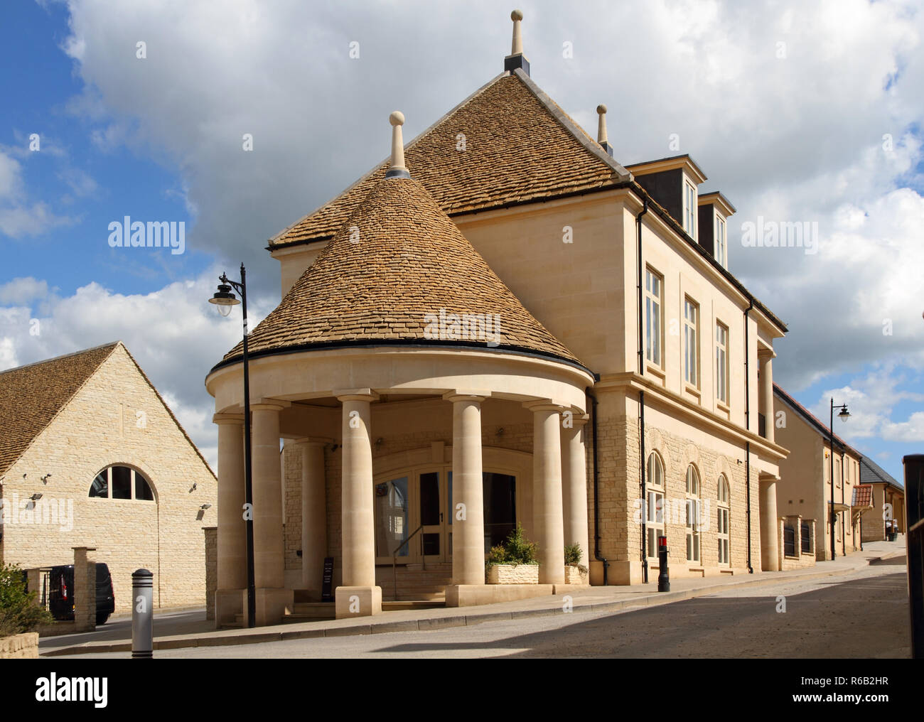 Eine neue West Country Village von Bloor Häuser im traditionellen Stil und Farbe. Von Weber, ein St. Gobain Unternehmen machen Stockfoto