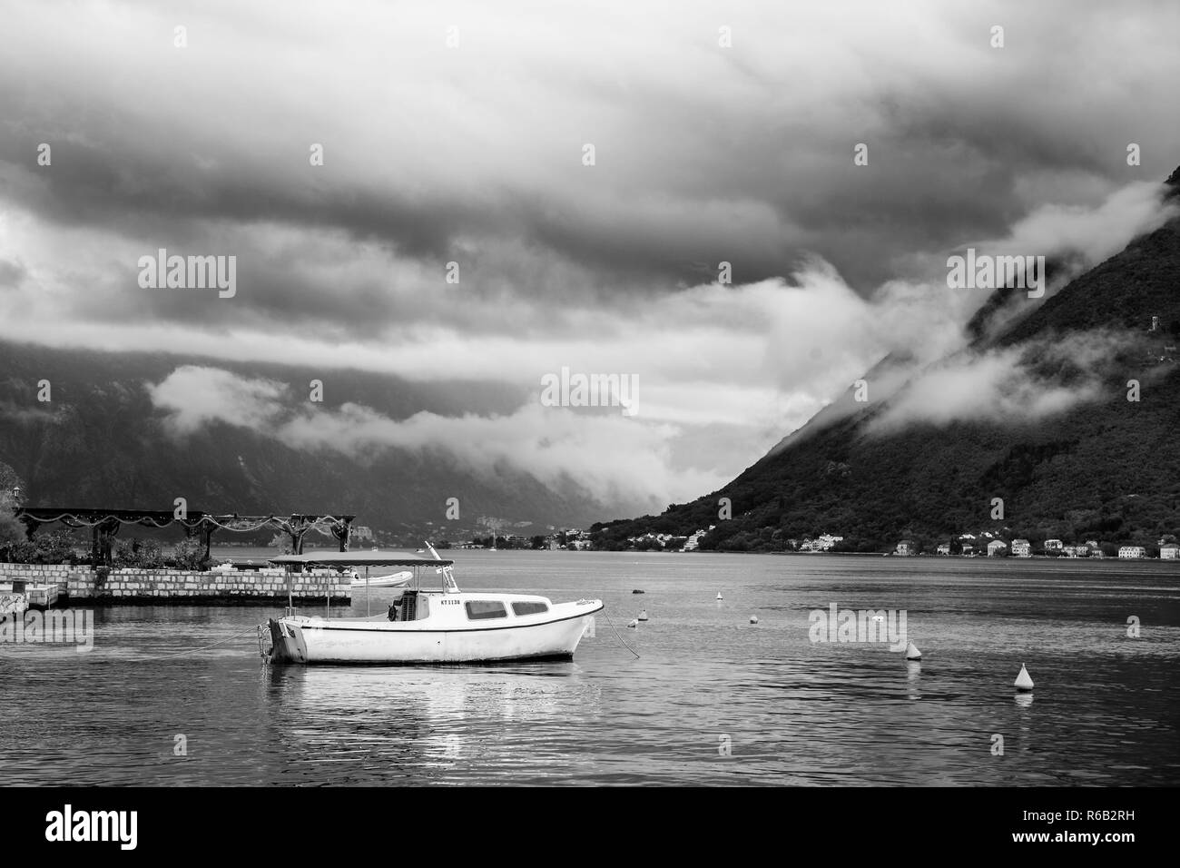 Der Uferpromenade am Perast, Bucht von Kotor, Montenegro. Schwarz und Weiss Stockfoto