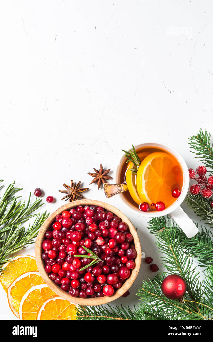 Weihnachten Obst Tee aus Cranberry, Rosmarin, Orange und Anis o Stockfoto
