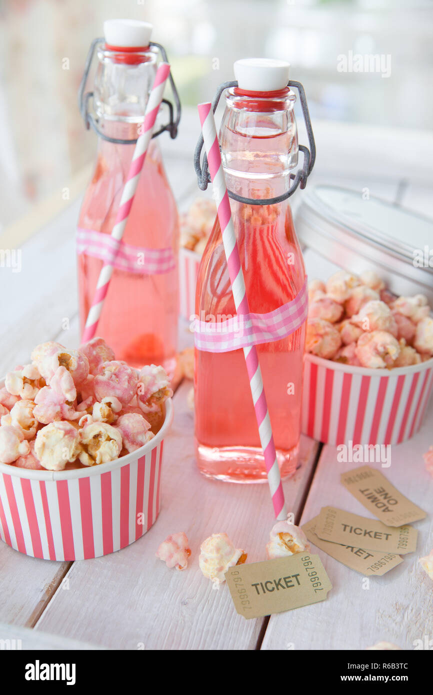 Popcorn und Limonade Stockfoto