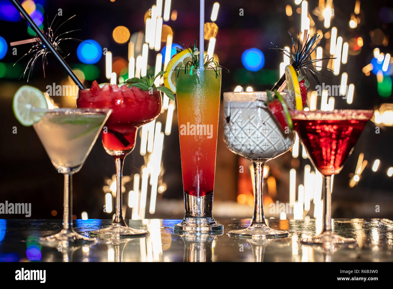 Alkoholfreien cocktail Reihe auf bar Tabelle, bunte Party Getränke. Stockfoto