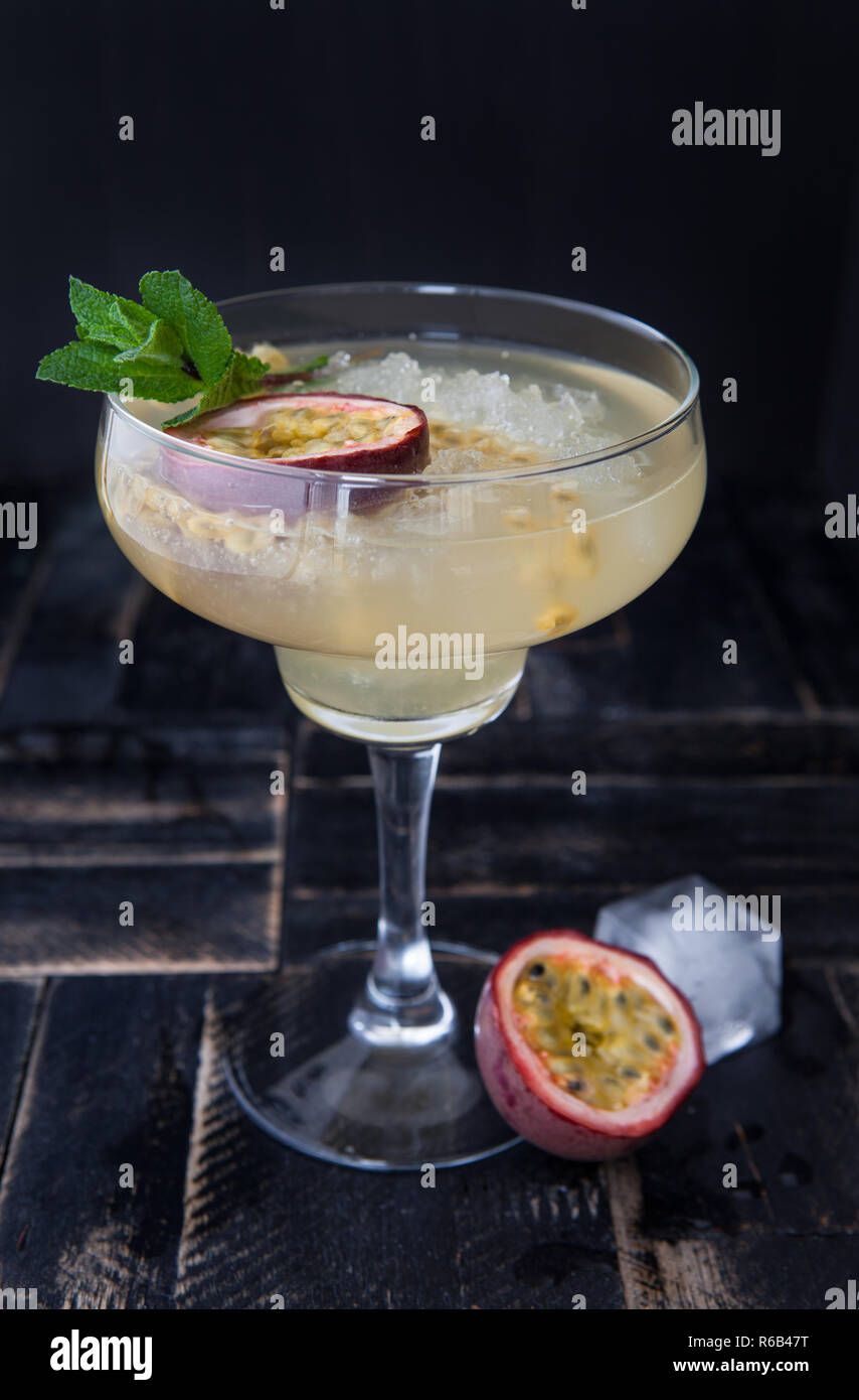 Cocktail mit Passionsfrucht Stockfoto
