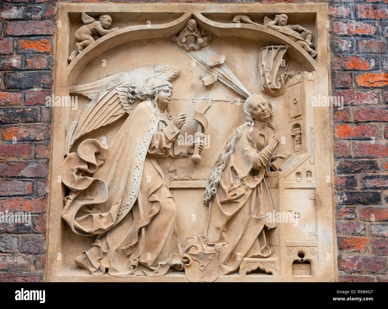 14. Jahrhundert gotische St. Elisabeth Kirche, Relief auf der Fassade, den Marktplatz, Wroclaw, Polen Stockfoto