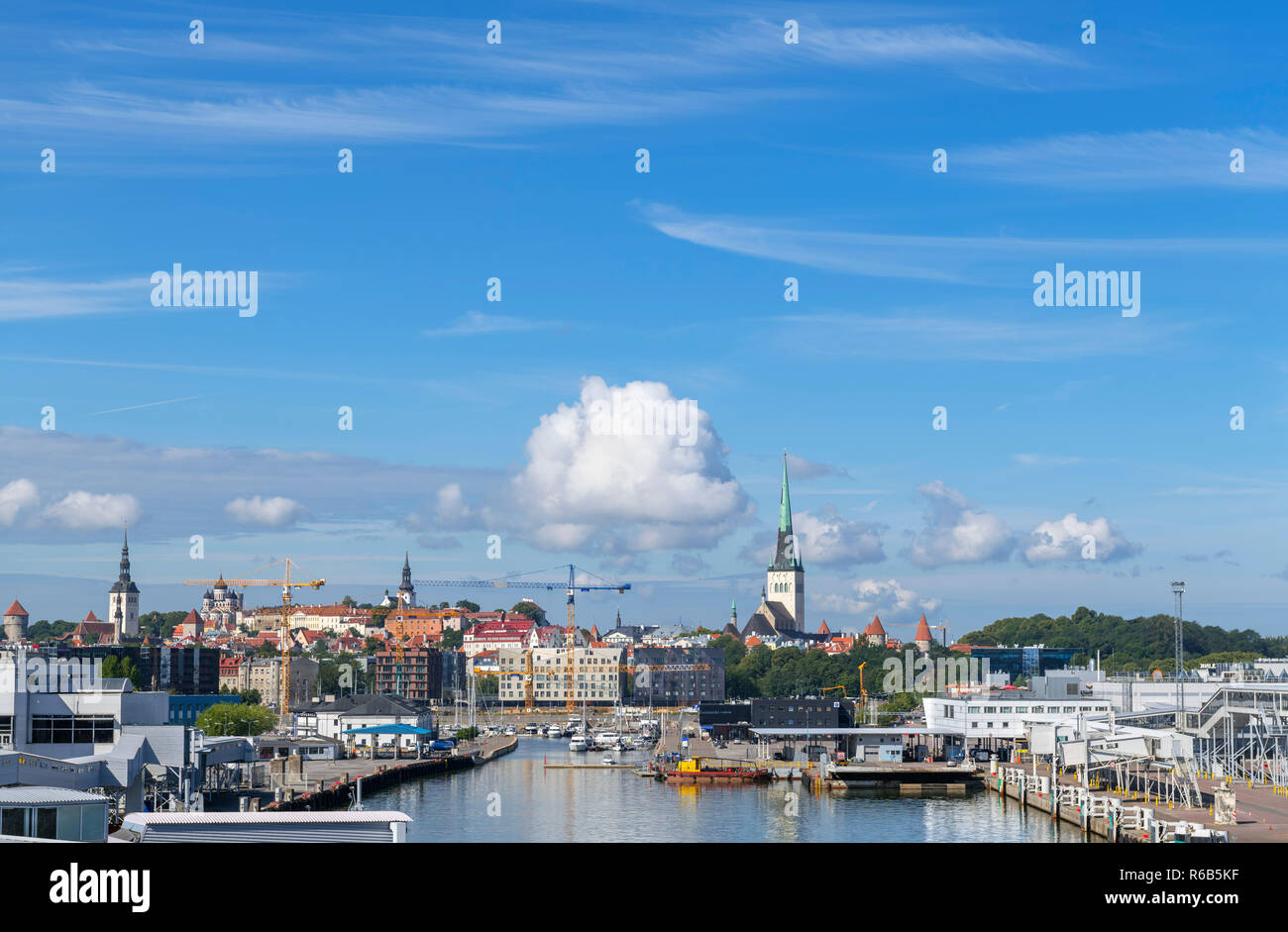 Altstadt von Deck aus einer Fähre im Hafen von Tallinn, Estland Stockfoto Altstadt von Deck aus einer Fähre im Hafen von Tallinn, Estland Stockfoto