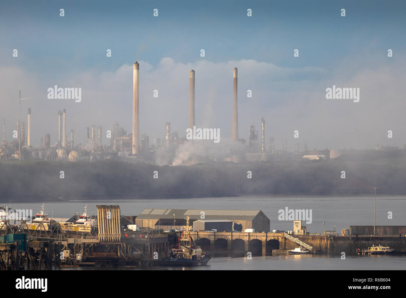 Valero Raffinerie im frühen Morgennebel Pembroke Dock Wales Stockfoto