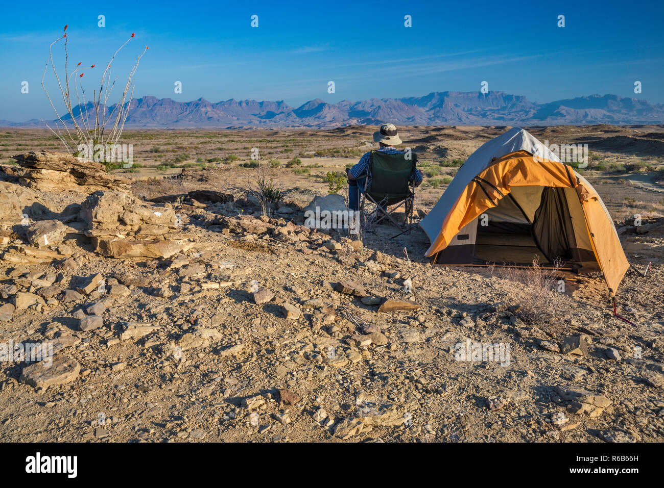 Camper auf Chisos Berge, River Road in Mariscal, Chihuahuan Wüste, Big Bend National Park, Texas, USA Stockfoto