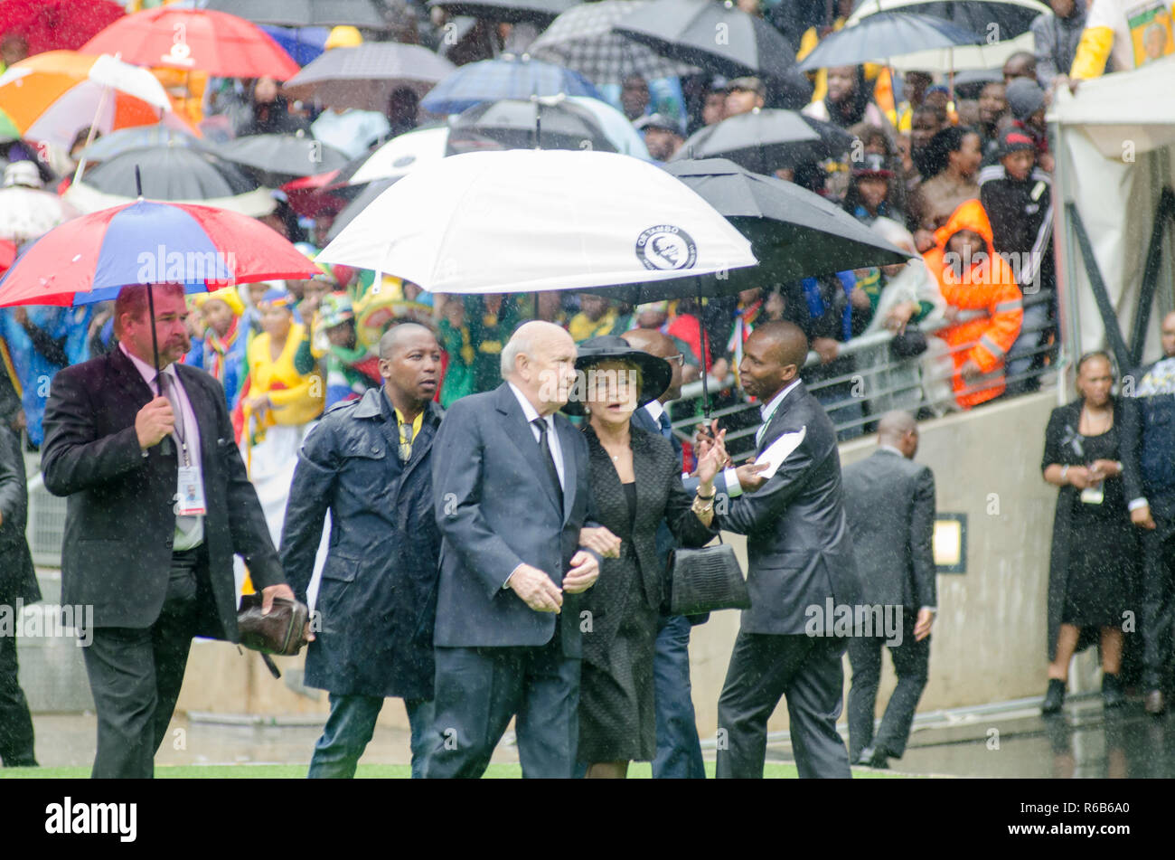 Der ehemalige südafrikanische Präsident FW de Klerk (F.W. für Frederik Willem) und Frau Elita kommen an der Gedenkstätte für das ehemalige südafrikanische Präsident Nelson Mandela am FNB-Stadion, in Soweto, Südafrika, Dienstag, 10. Dezember 2013. Foto: EVA-LOTTA JANSSON Stockfoto