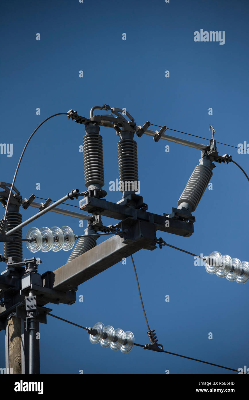 Elektrische Gebrauchspfosten mit Verkabelung und Isolatoren Stockfoto