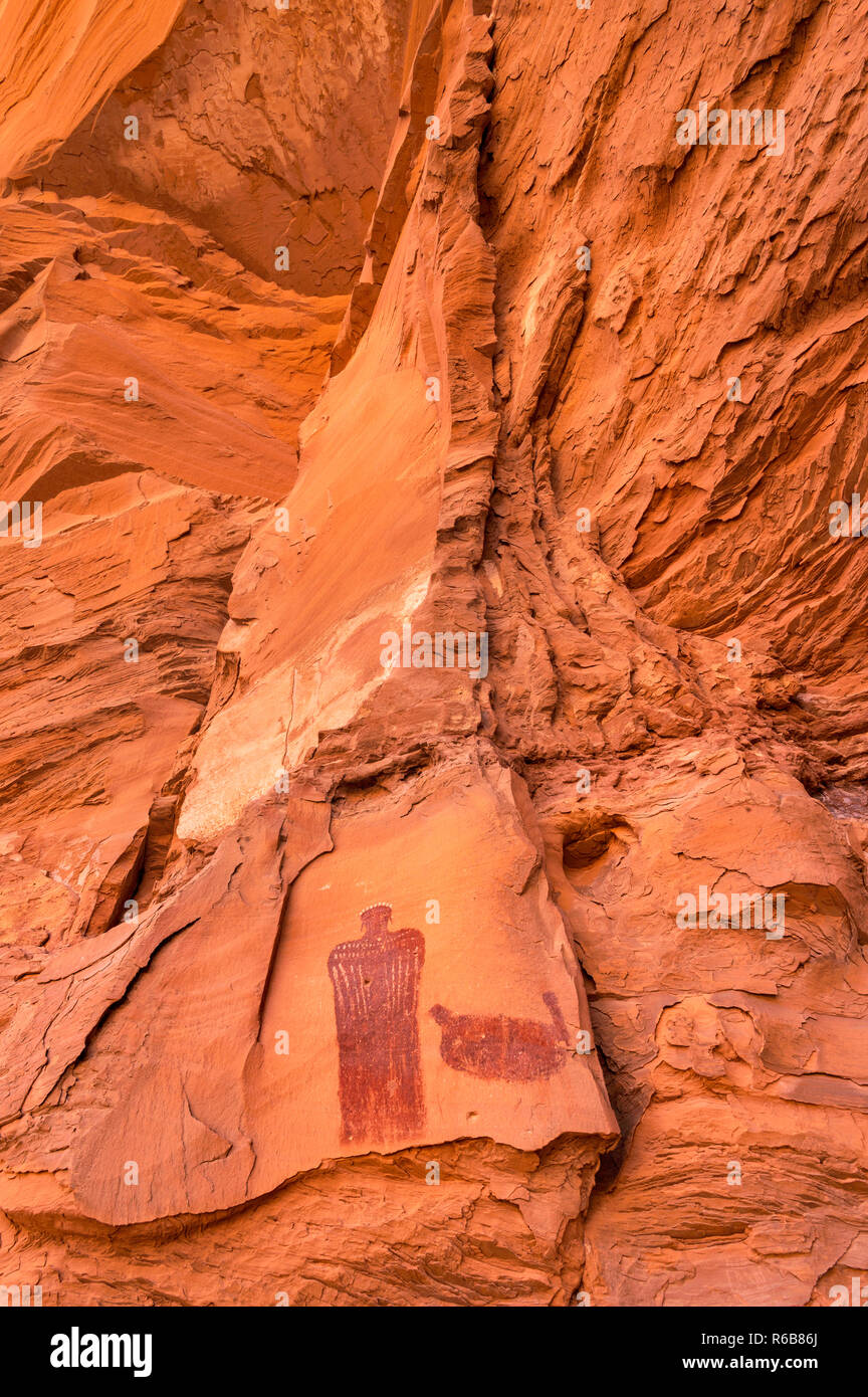 Gekrönt Abbildung Piktogramm, Barrier Canyon Stil anthropomorph, in der Nähe von Hog Springs Picknickplatz, Bicentennial Highway, Colorado Plateau, Utah, USA Stockfoto