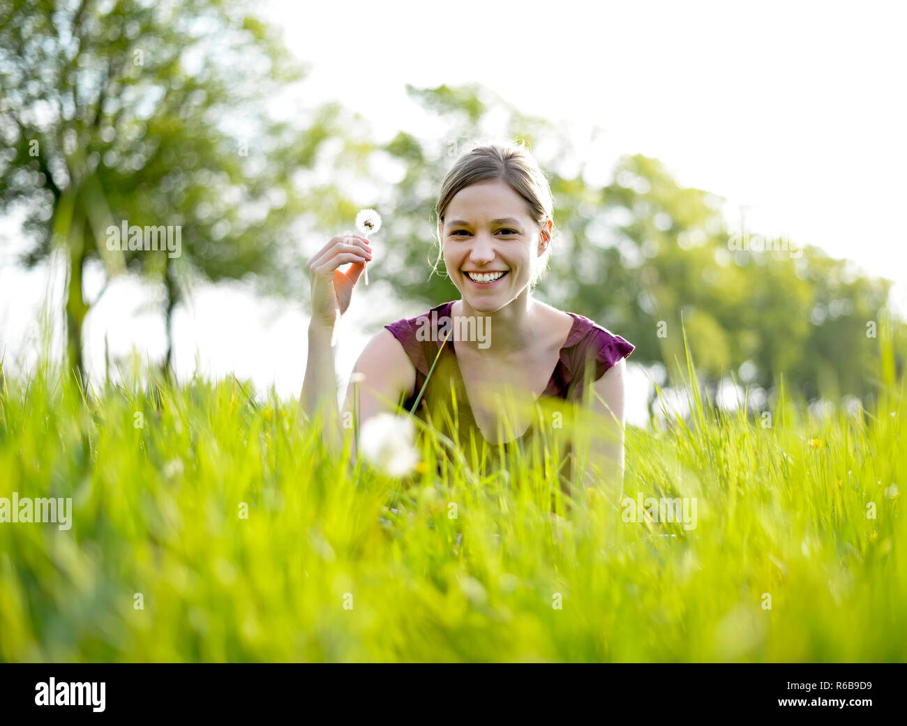 Glückliche Frau mit blowball Stockfoto