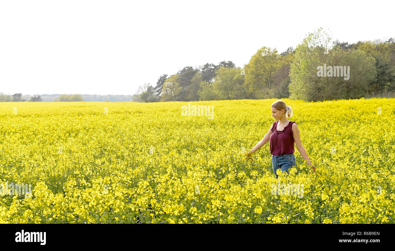 verträumte junge Frau Stockfoto