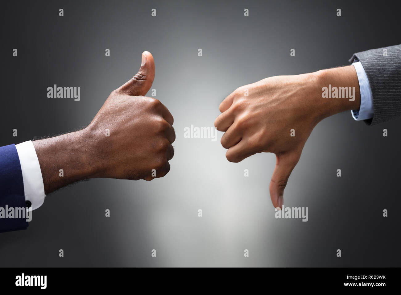 Hande Mit Daumen Hoch Daumen Runter Zeichen Stockfotografie Alamy