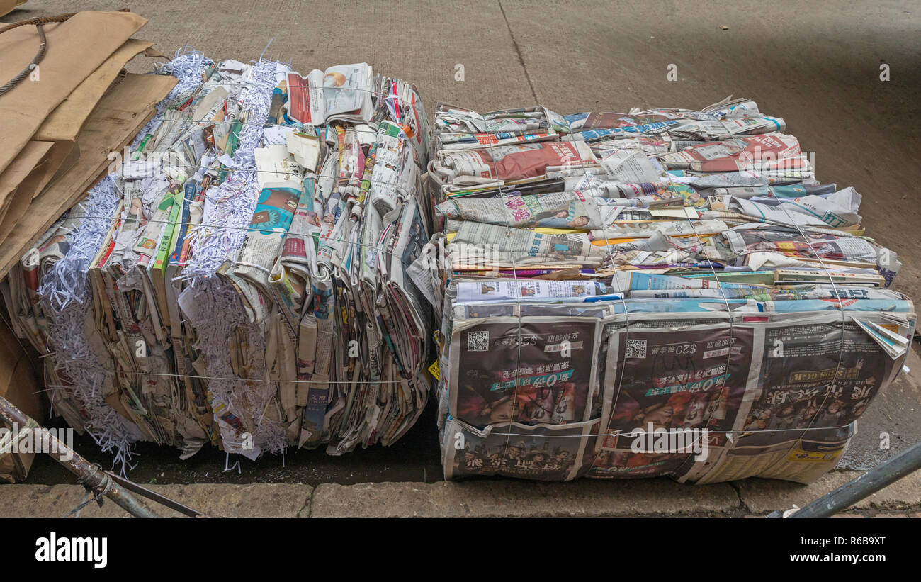 CENTRAL, HONG KONG - 22. APRIL 2017: Zeitungen und Zeitschriften Recycling Material im Ballen Street in Kowloon, Hong Kong. Stockfoto