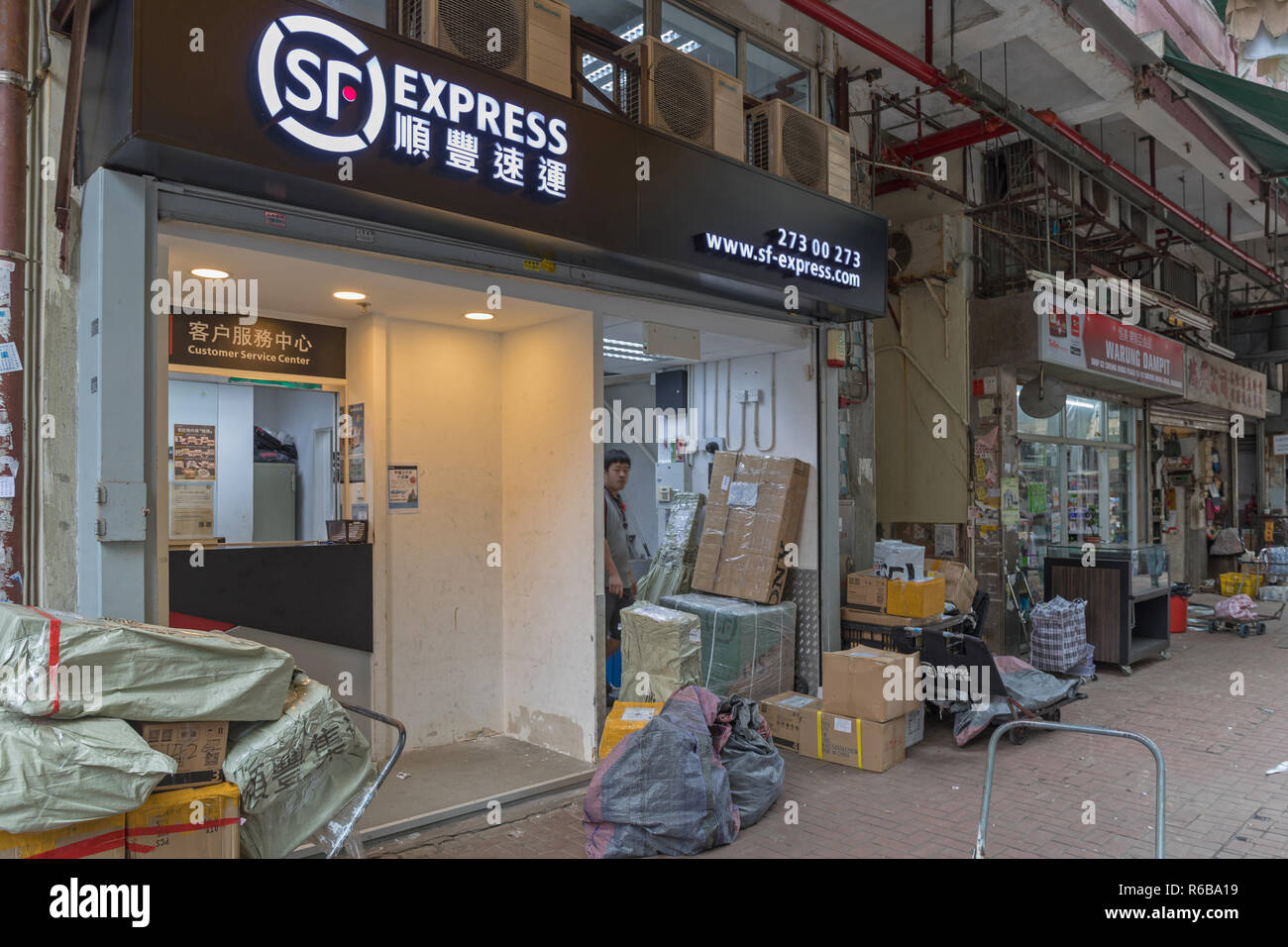 KOWLOON, HONG KONG - 22. APRIL 2017: SF Express Versand und Lieferung Post  Service in Kowloon, Hong Kong Stockfotografie - Alamy