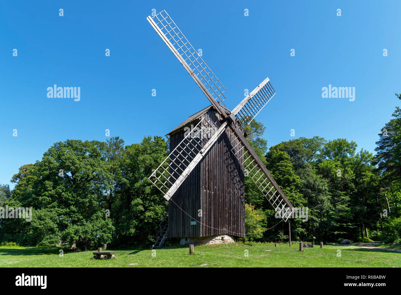 Das Ende des 19. Jahrhunderts Nätsi Windmühle aus Läänemaa County, Estnischen Freilichtmuseum (Vabaõhumuuseum), Tallinn, Estland Stockfoto