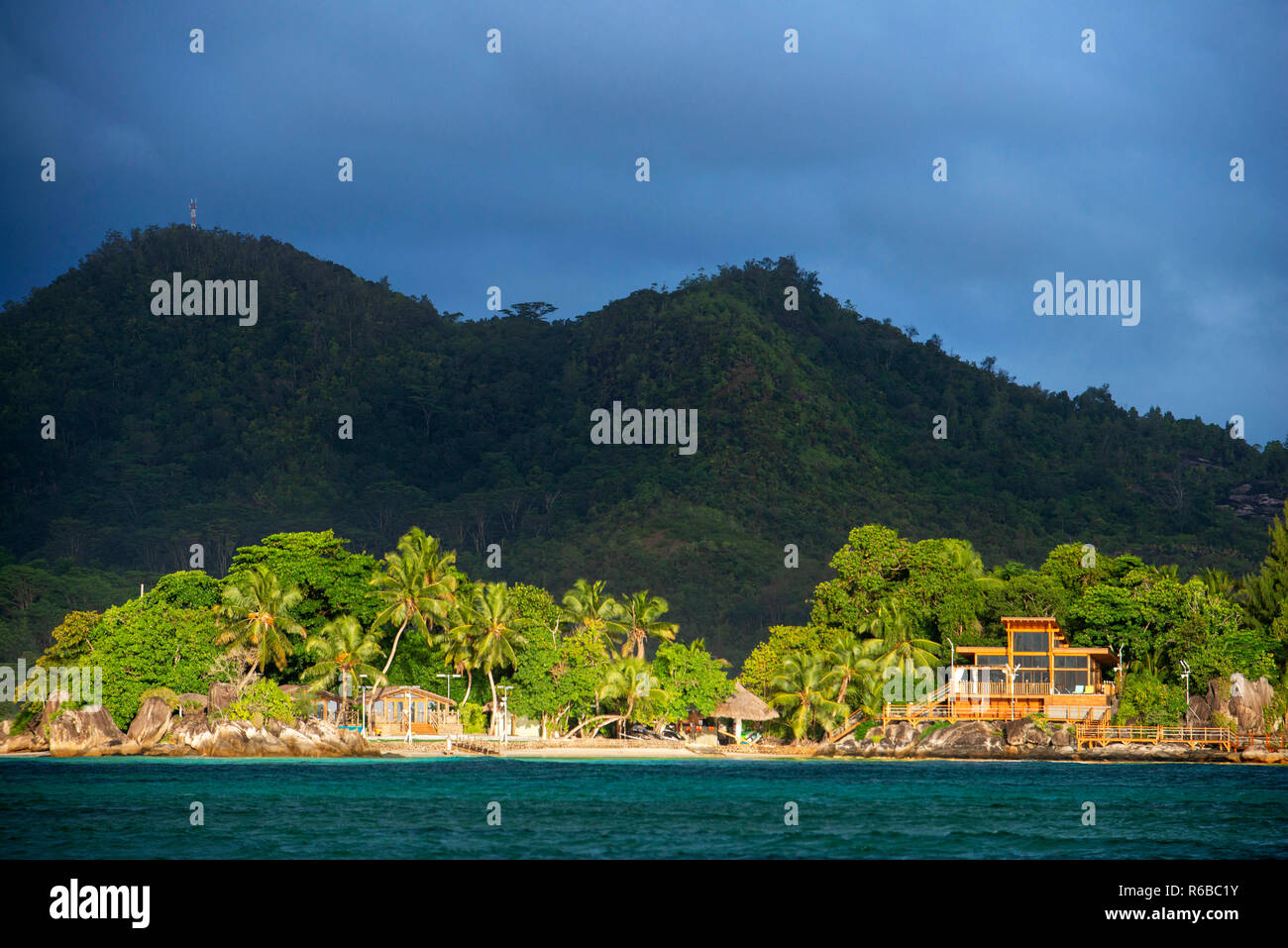 Grand Anse Beach, Granitfelsen vom Meer geformten Insel Mahe Seychellen Por Launay Straße und West Coast Road. Panoramablick auf die Straße. Stockfoto
