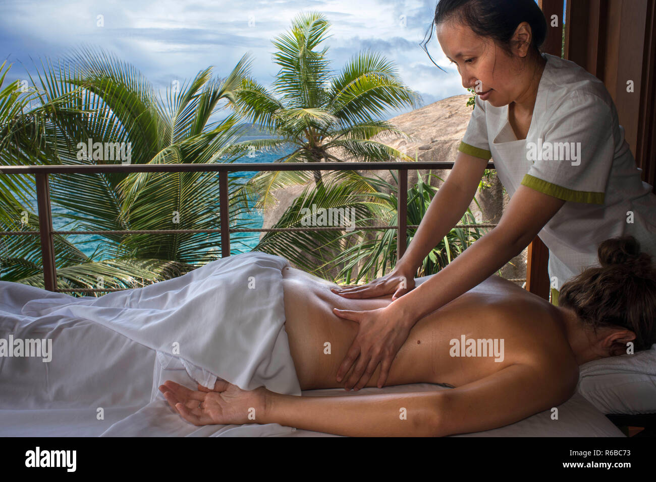 Entspannende Massage im Six Senses Zil Pasyon Luxus Hotel. Felicite Island Seychellen. Stockfoto