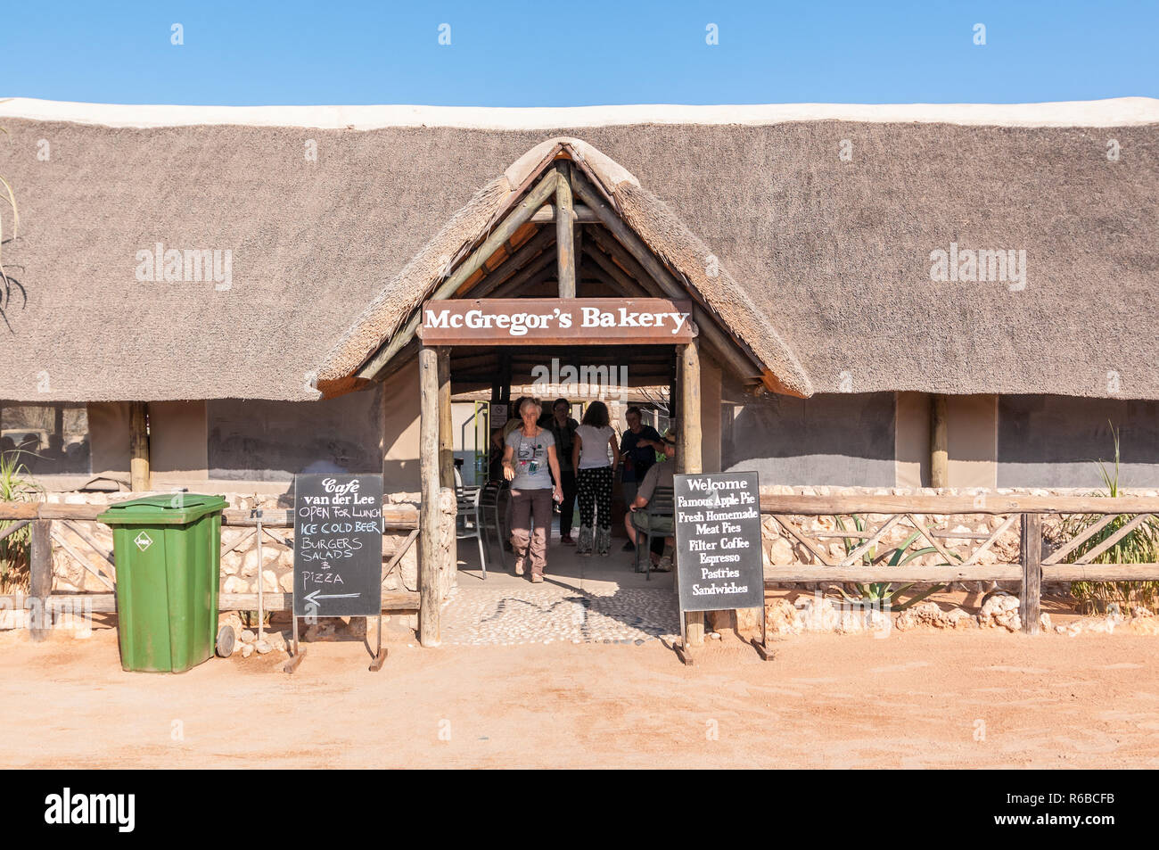 Eingang einer Bäckerei mit Personen innerhalb, Solitaire, Solitaire, Namibia Stockfoto
