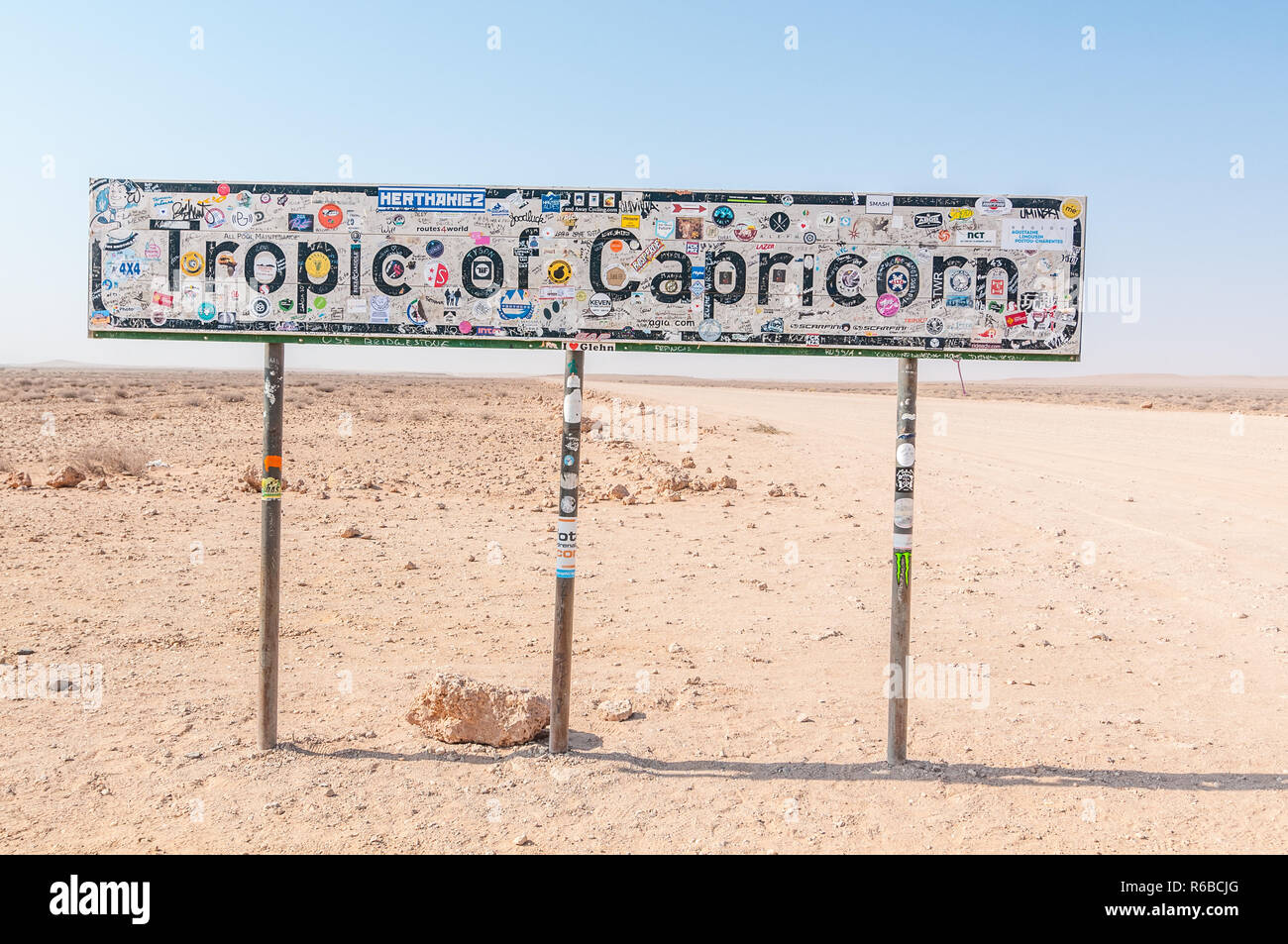 Schild mit viele Aufkleber, Wendekreis des Steinbocks in C-14 Straße, Namibia Stockfoto