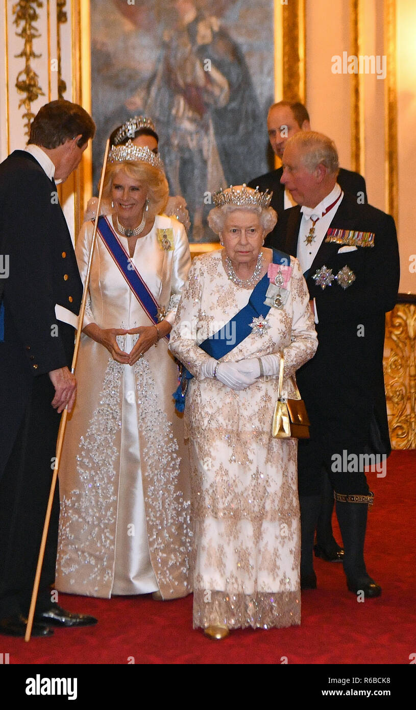 Königin Elizabeth II., Prinz von Wales und die Herzogin von Cornwall und der Herzog und die Herzogin von Cambridge besuchen einen abendlichen Empfang für die Mitglieder des Diplomatischen Korps am Buckingham Palace in London. Stockfoto