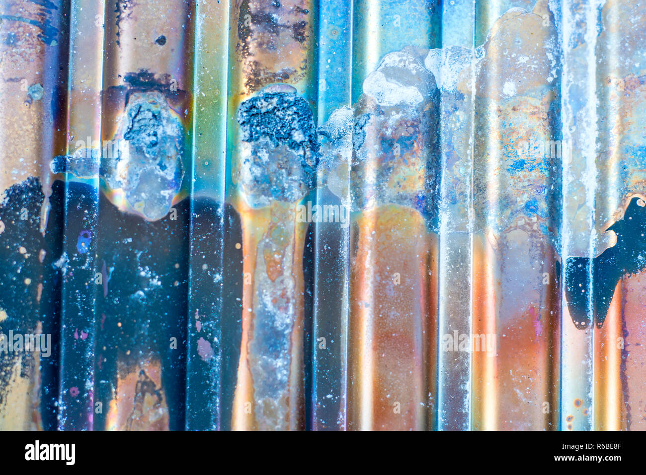 Aus Wellblech mit Regenbogen Farben Stockfoto