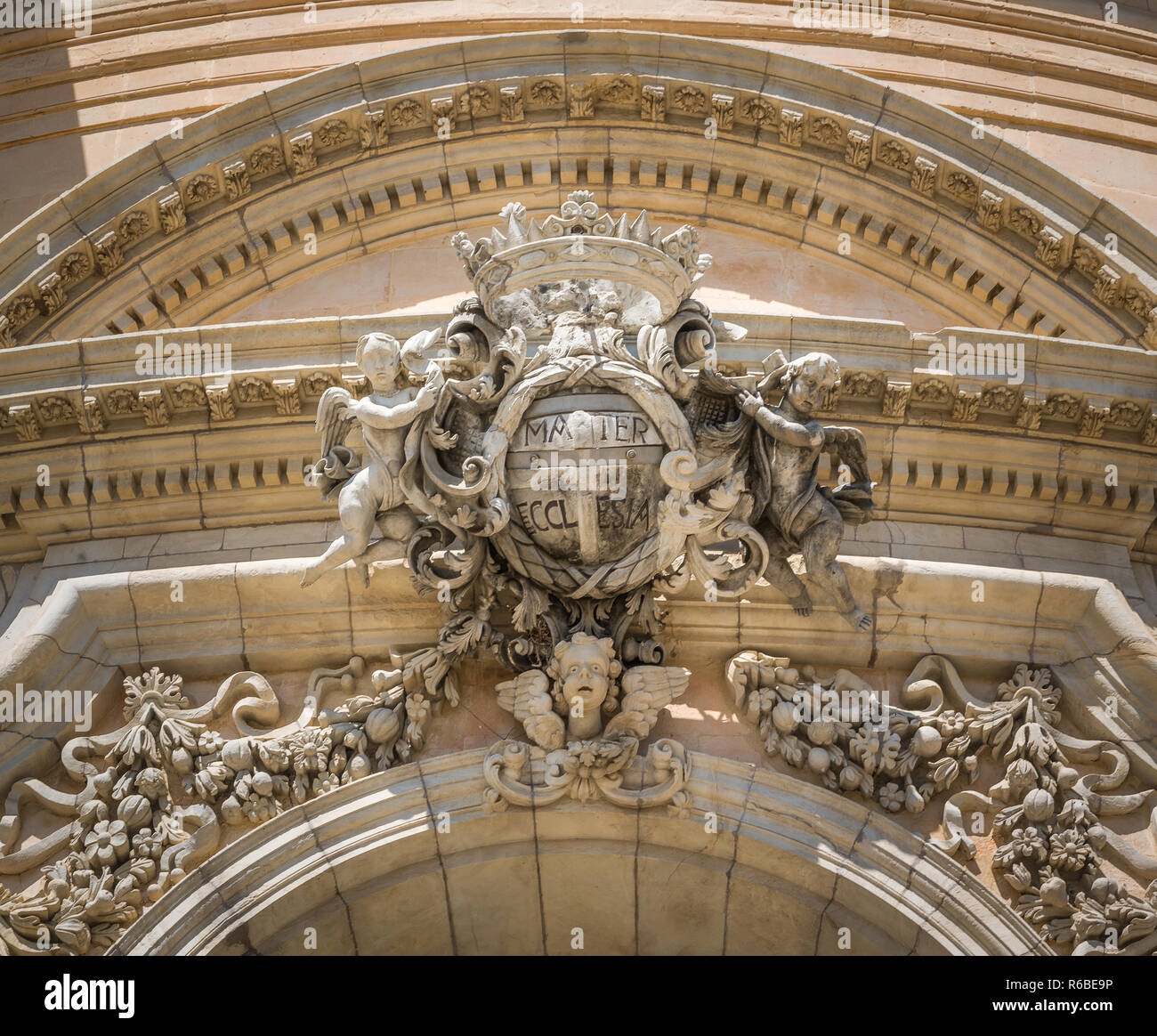 Über dem Haupttor der Dom des heiligen Georg in Rgusa Ibla, Sizilien Emblem, Süditalien. Stockfoto