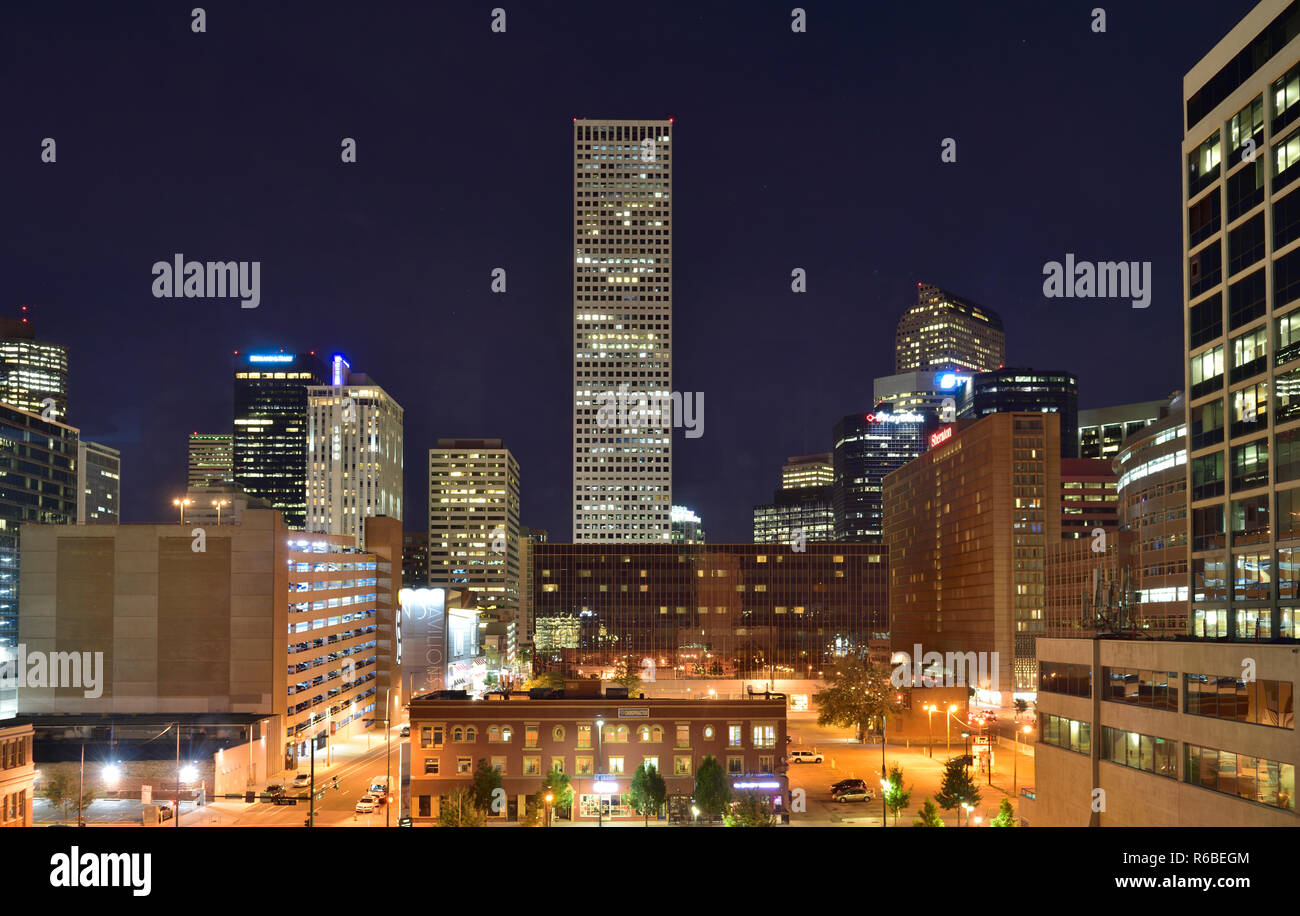 In der Nacht mit all den Lichtern und hohe Gebäude der zentralen Geschäfts- und Finanzzentrum von Denver, Colorado, USA Stockfoto