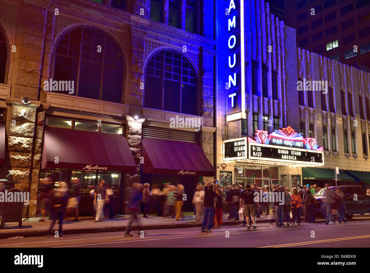 Menschenmassen auf der Straße außerhalb Paramount Theater, Denver, Colorado, nach Ringo Starr amerikanischen Tour Performance Stockfoto