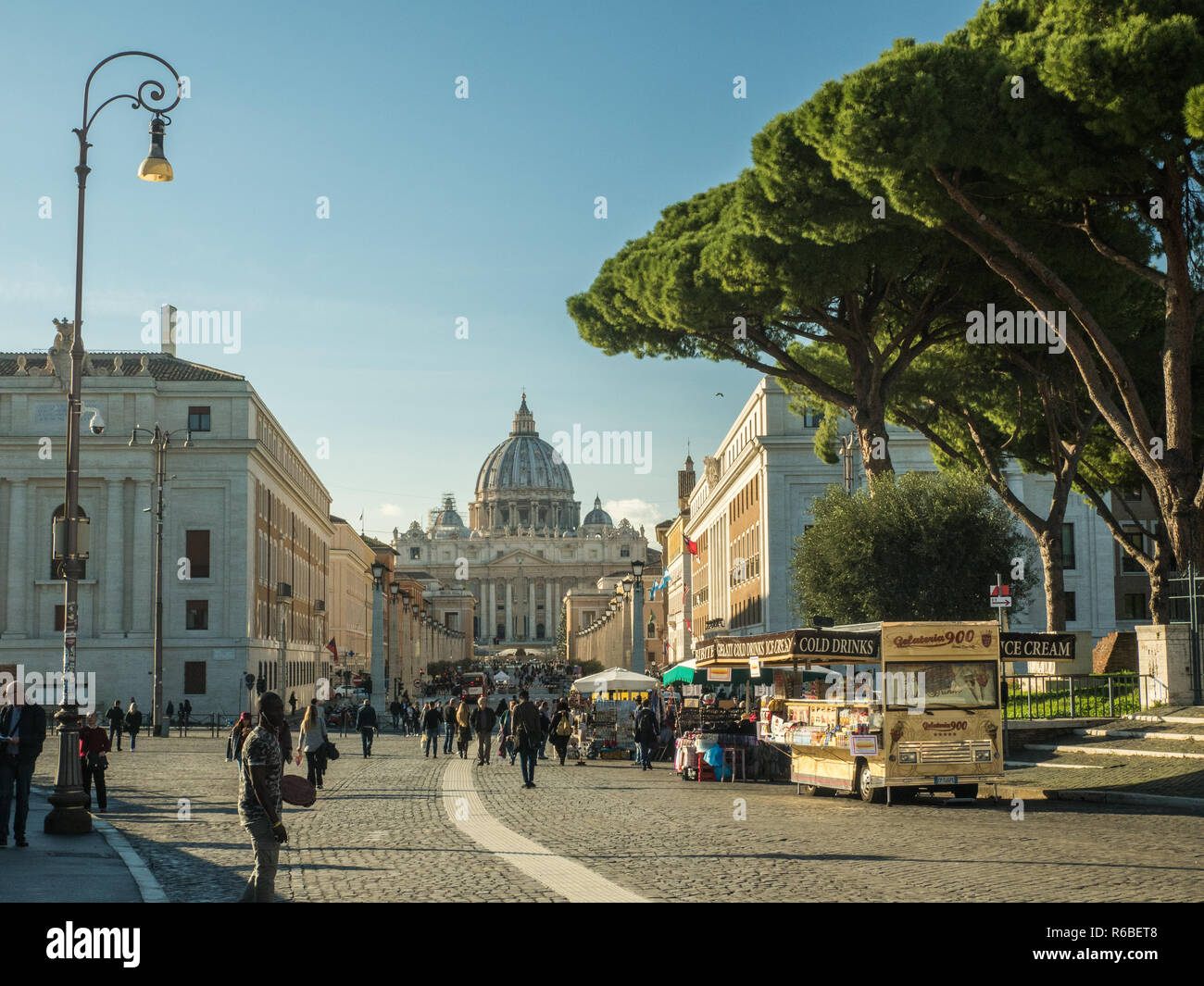 Blick auf den Petersdom in der Vatikanstadt, der päpstlichen Enklave in Rom, Italien. Der Weihnachtszeit. Stockfoto
