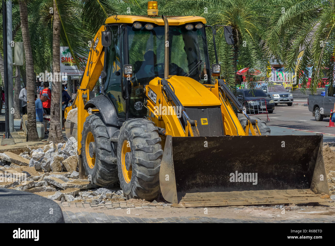 PATTAYA, THAILAND - Oktober 17,2018: Beachroad gegenüber Soi 6 Arbeitnehmer gestartet Löcher in den Boden für Austausch zu graben. Stockfoto