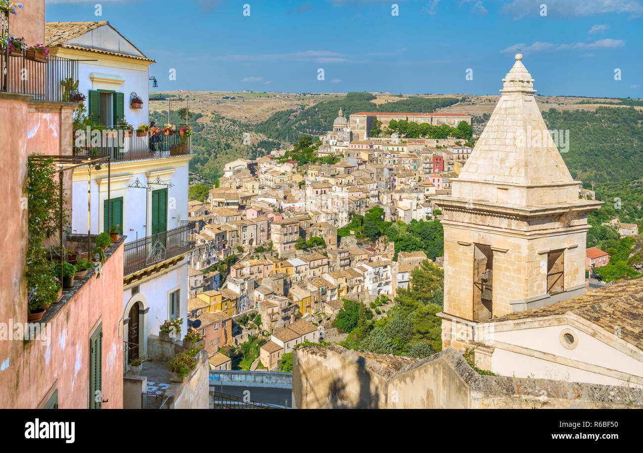 Panoramablick von Ragusa Ibla mit der Kirche von Santa Maria alle Skala barocke Stadt in Sizilien (Sicilia), Süditalien. Stockfoto
