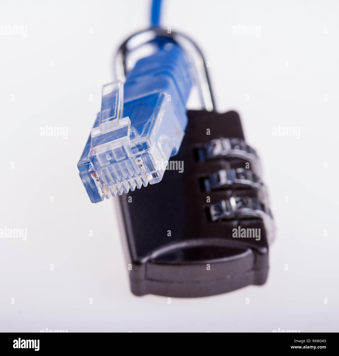Datenschutz - symbolische Bild-Netzwerkkabel mit Kombinationsschloss Stockfoto