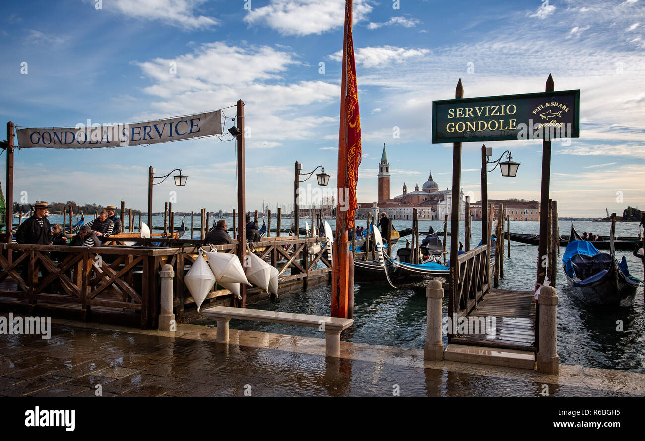 Gondel Service am Grand Canal am Markusplatz mit San Giorgio Maggiore Kirche im Hintergrund in Venedig, Italien am 27. November 2018 Stockfoto