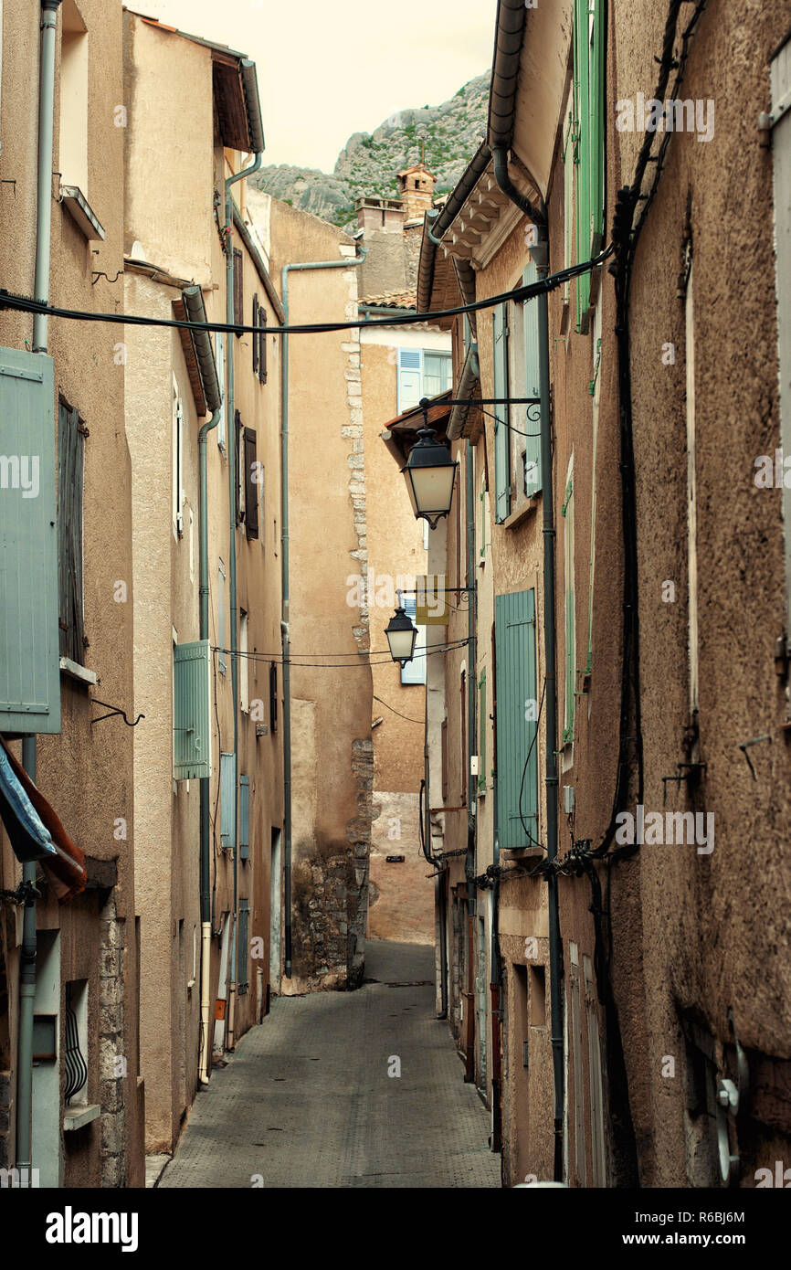 Typische alte Straße in Sisteron. Provence, Frankreich Stockfoto