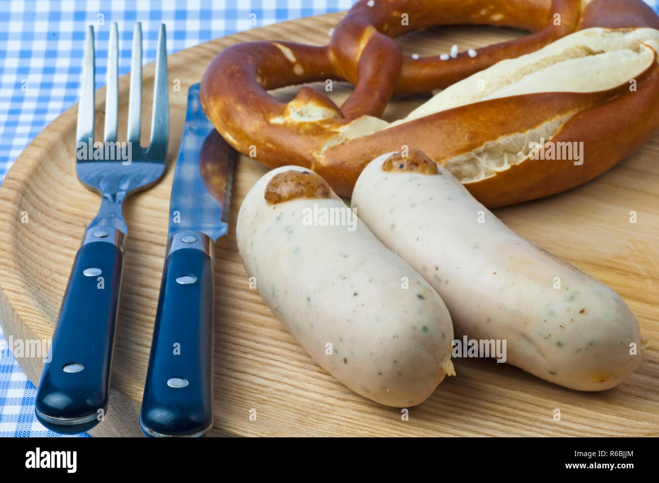Weißwurst mit Brezel und süßem Senf Stockfoto