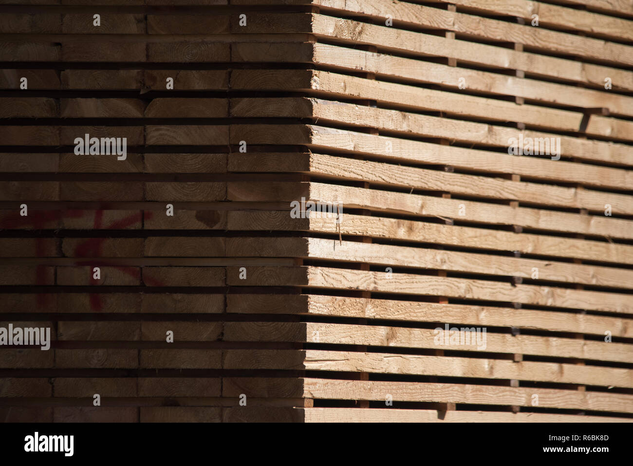 Maßbauholz Gestapelt und bereit für den Export in den kanadischen Nadelschnittholz Mühlen gemahlen Stockfoto