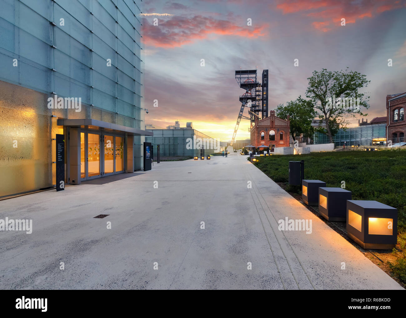 KATOWICE, Polen - 26. JULI 2017: dem Schlesischen Museum in Kattowitz am 26. Juli 2017 alten industriellen Teil von Katowice. Polen. Europa, im Sonnenuntergang Stockfoto