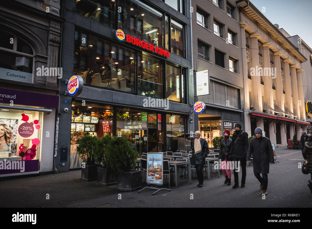 Basel, Schweiz, 25. Dezember 2017 - Menschen gehen vor dem Burger King in  der Fußgängerzone von steinenvorstadt an einem Wintertag Stockfotografie -  Alamy