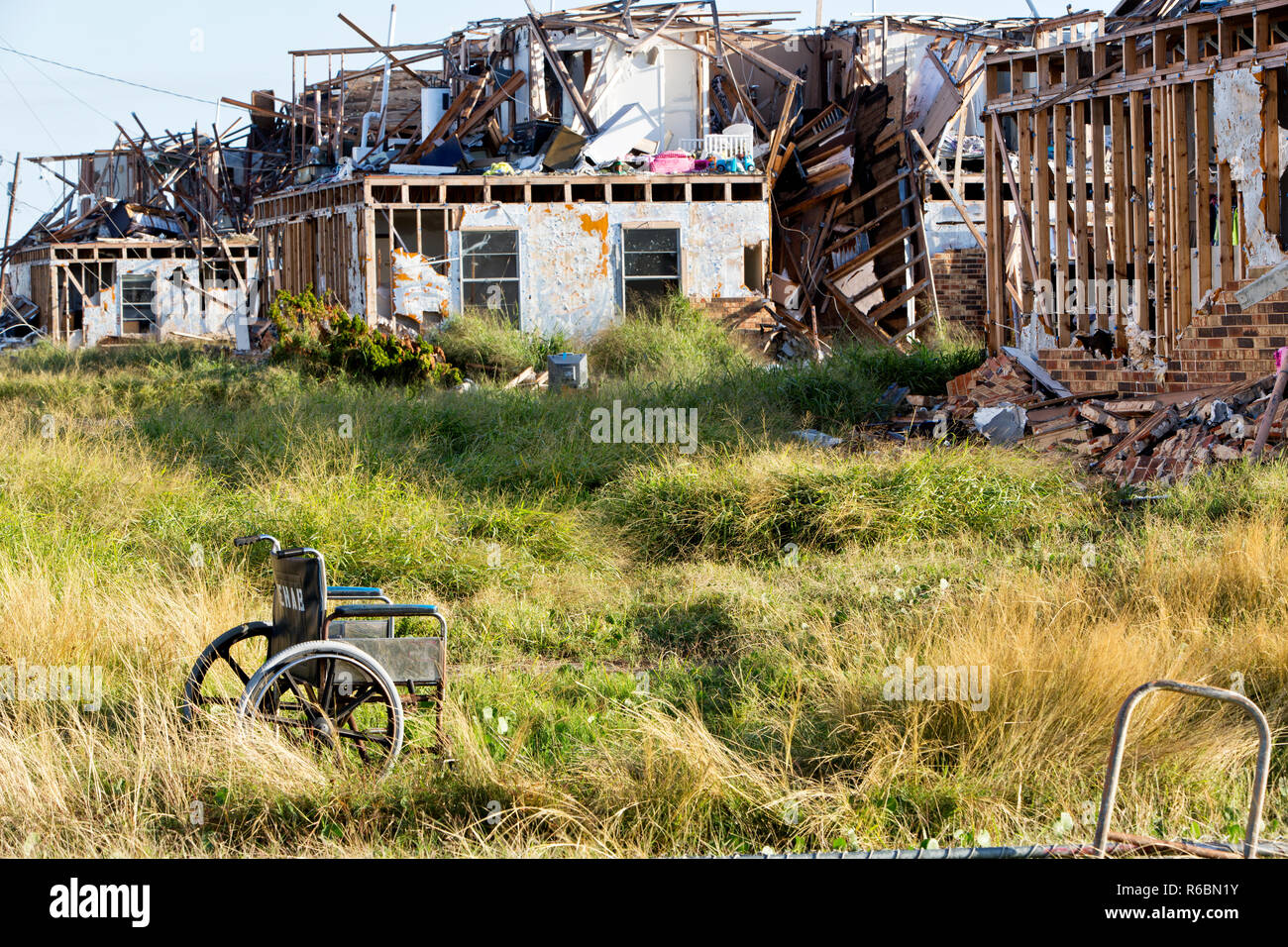 Der vom Hurrikan Harvey 2017 zerstörte Salt Grass Landing Apartment Complex (zweistöckige Einheiten) hat den Rollstuhl aufgegeben. Stockfoto
