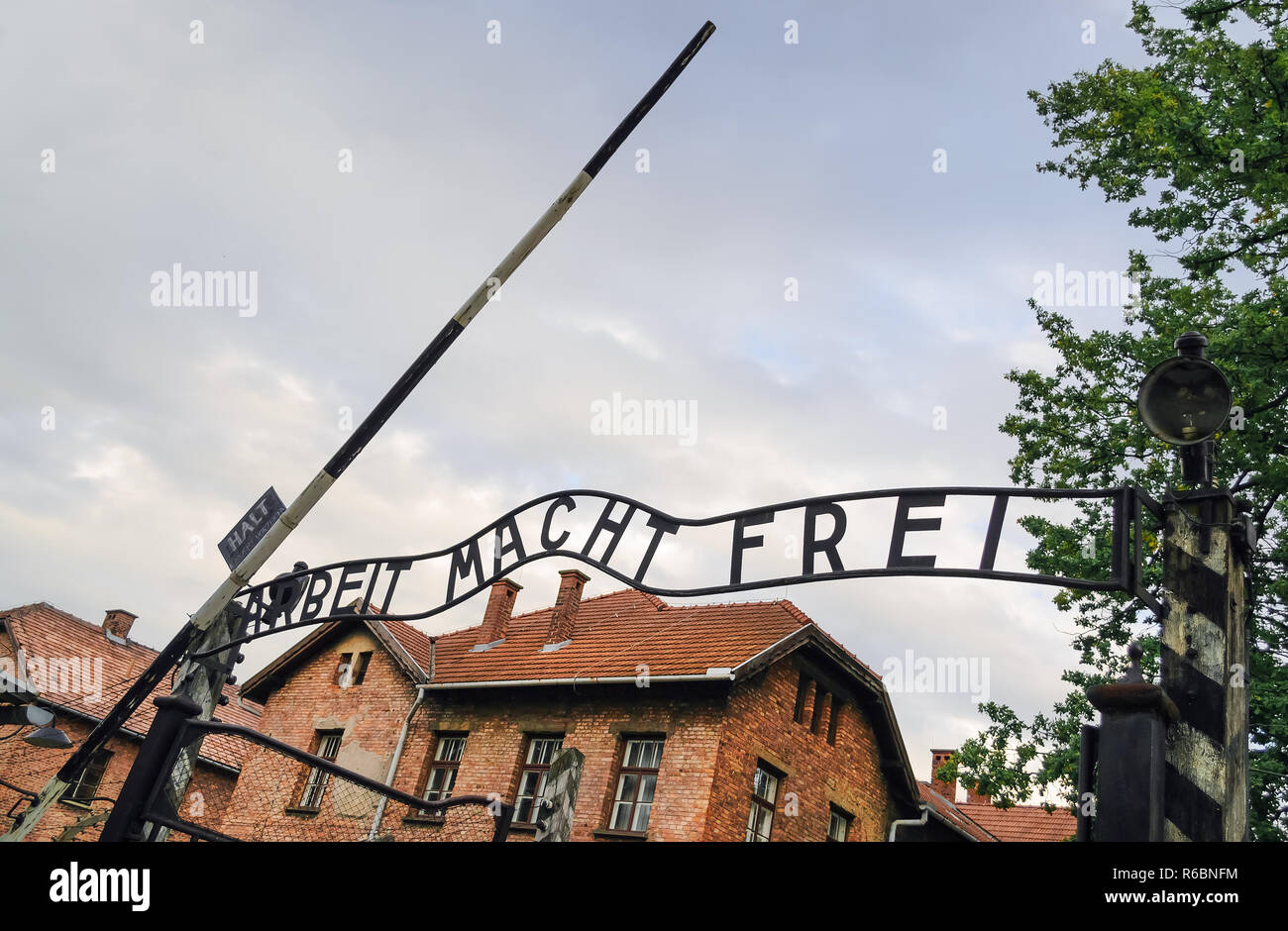 OSWIECIM, Polen - 20. SEPTEMBER: Arbeit macht frei Zeichen (Arbeit befreit) auf das Eingangstor zum KZ Auschwitz am 20. September 2015 Stockfoto