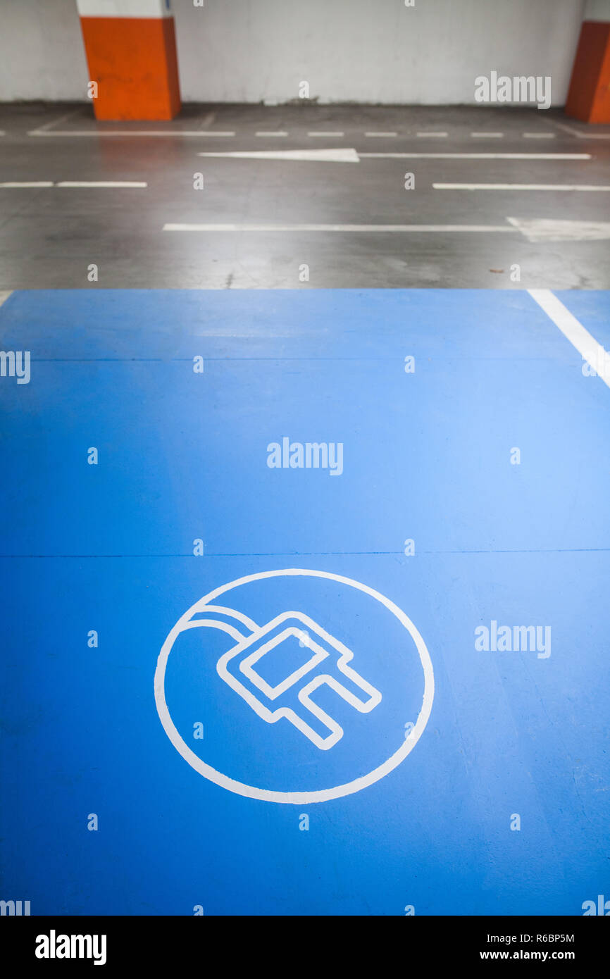 Elektroauto aufladen Ort Stockfoto