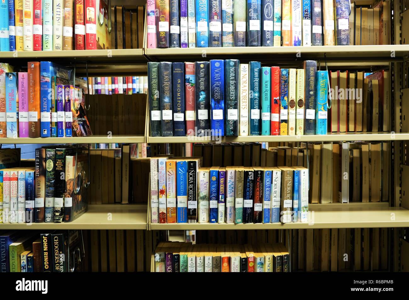 Regale in einer öffentlichen Bibliothek, die Dewey Decimal System; Fiktion. Nora Roberts. Stockfoto
