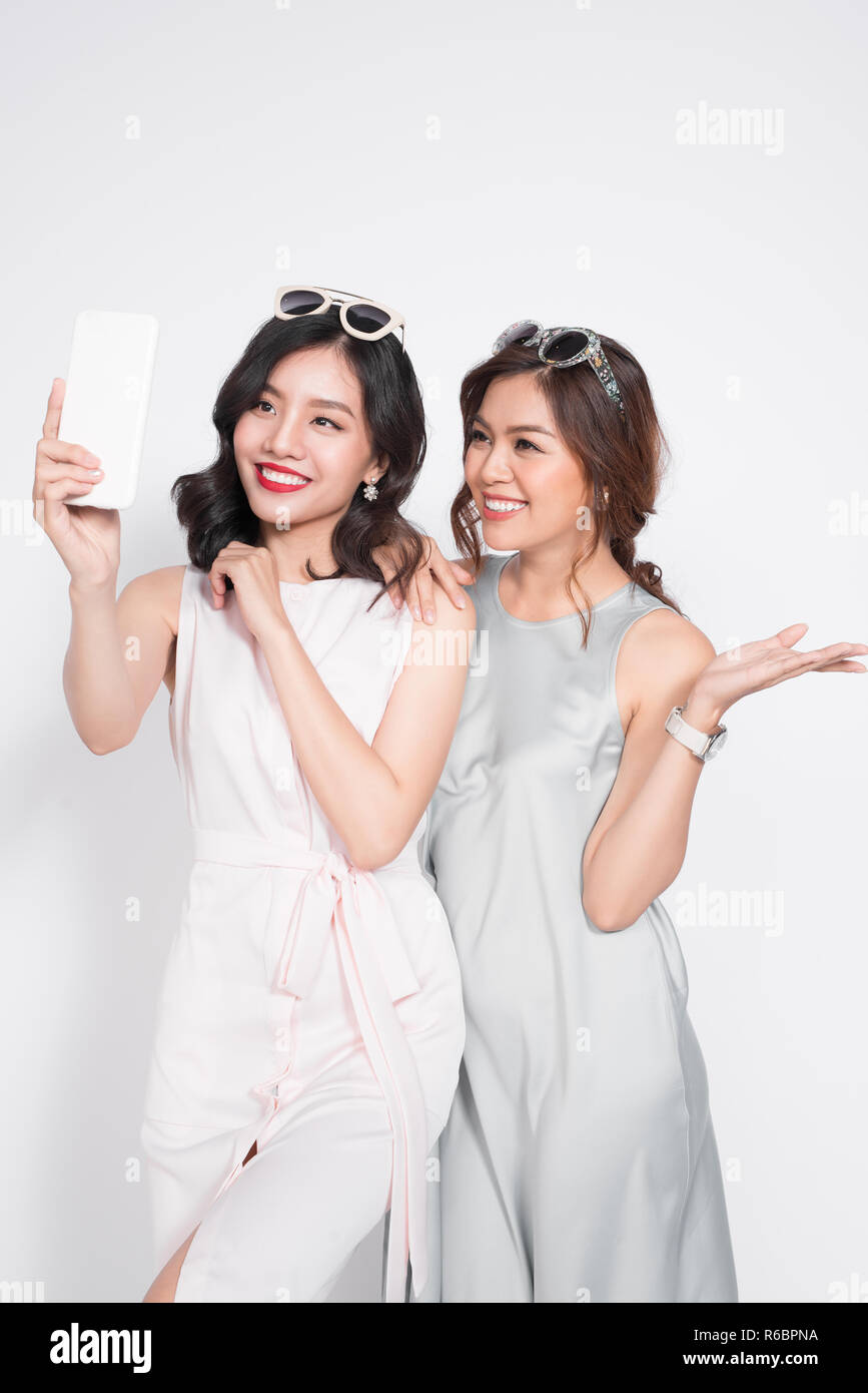 Zwei glückliche Schwester Mädchen selfie mit lässigen Stil, Pastellfarben Stockfoto