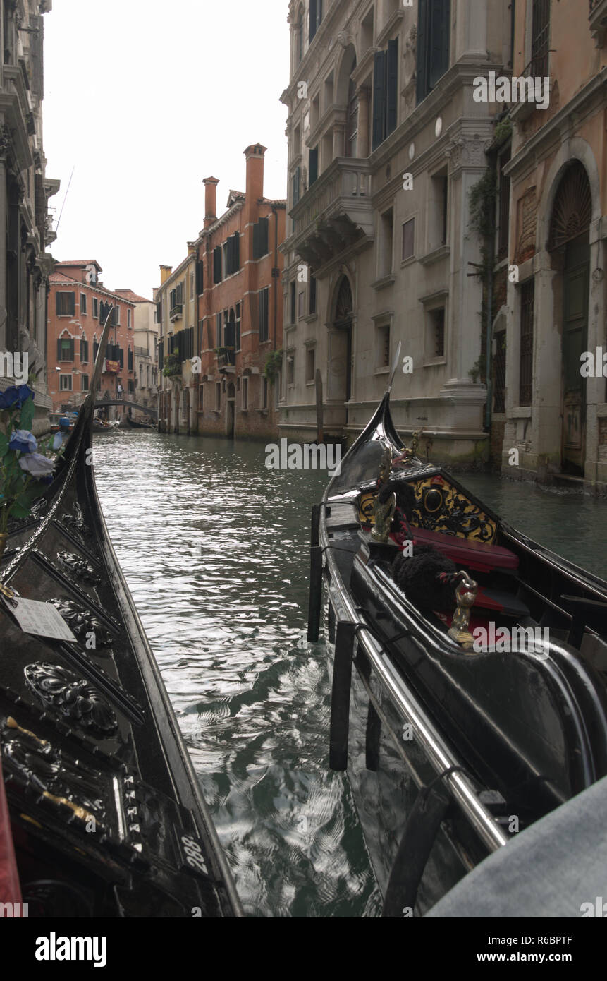 Aus einer Gondel während einer Fahrt in Venedig Italien Stockfoto