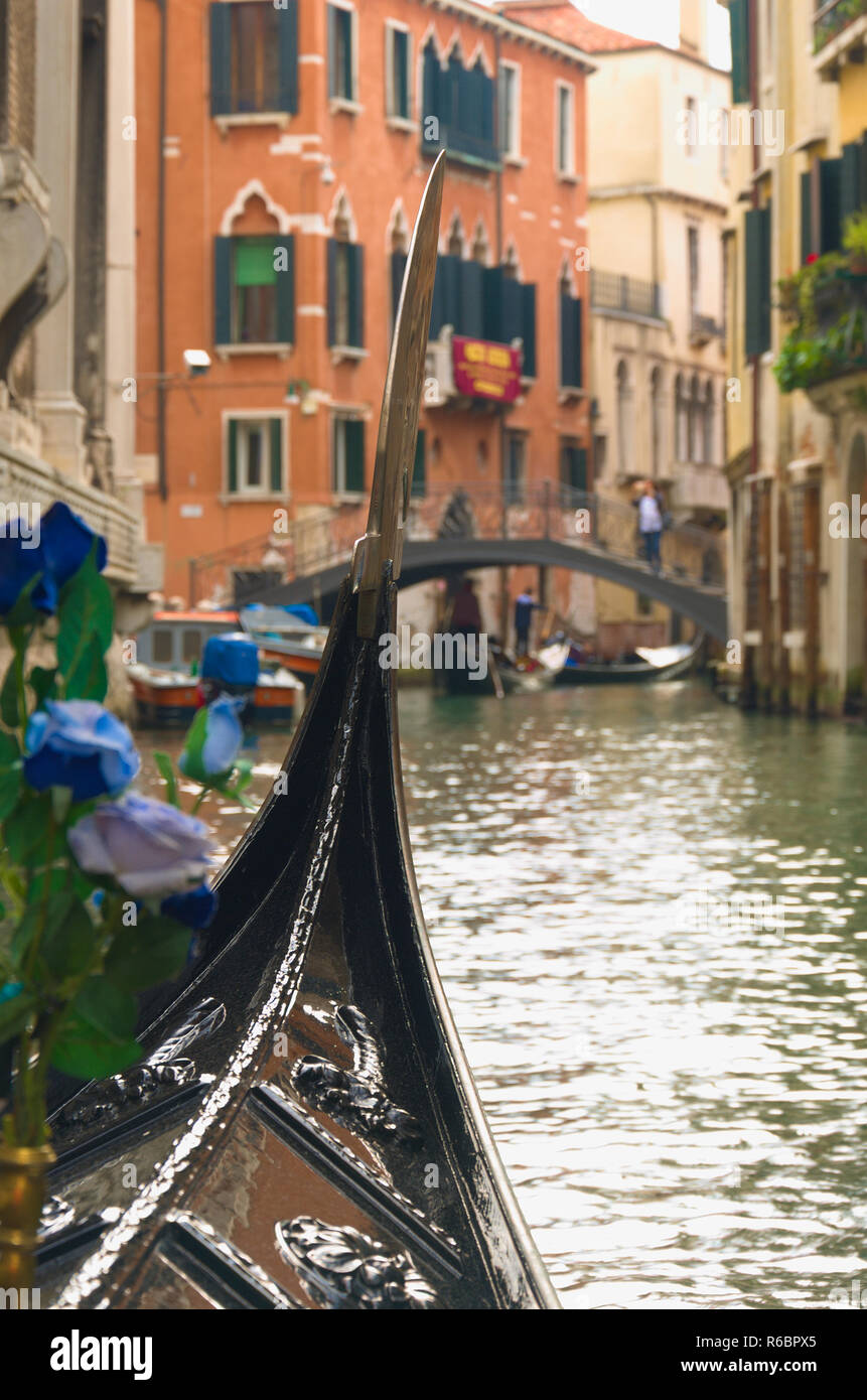 Aus einer Gondel während einer Fahrt in Venedig Italien Stockfoto