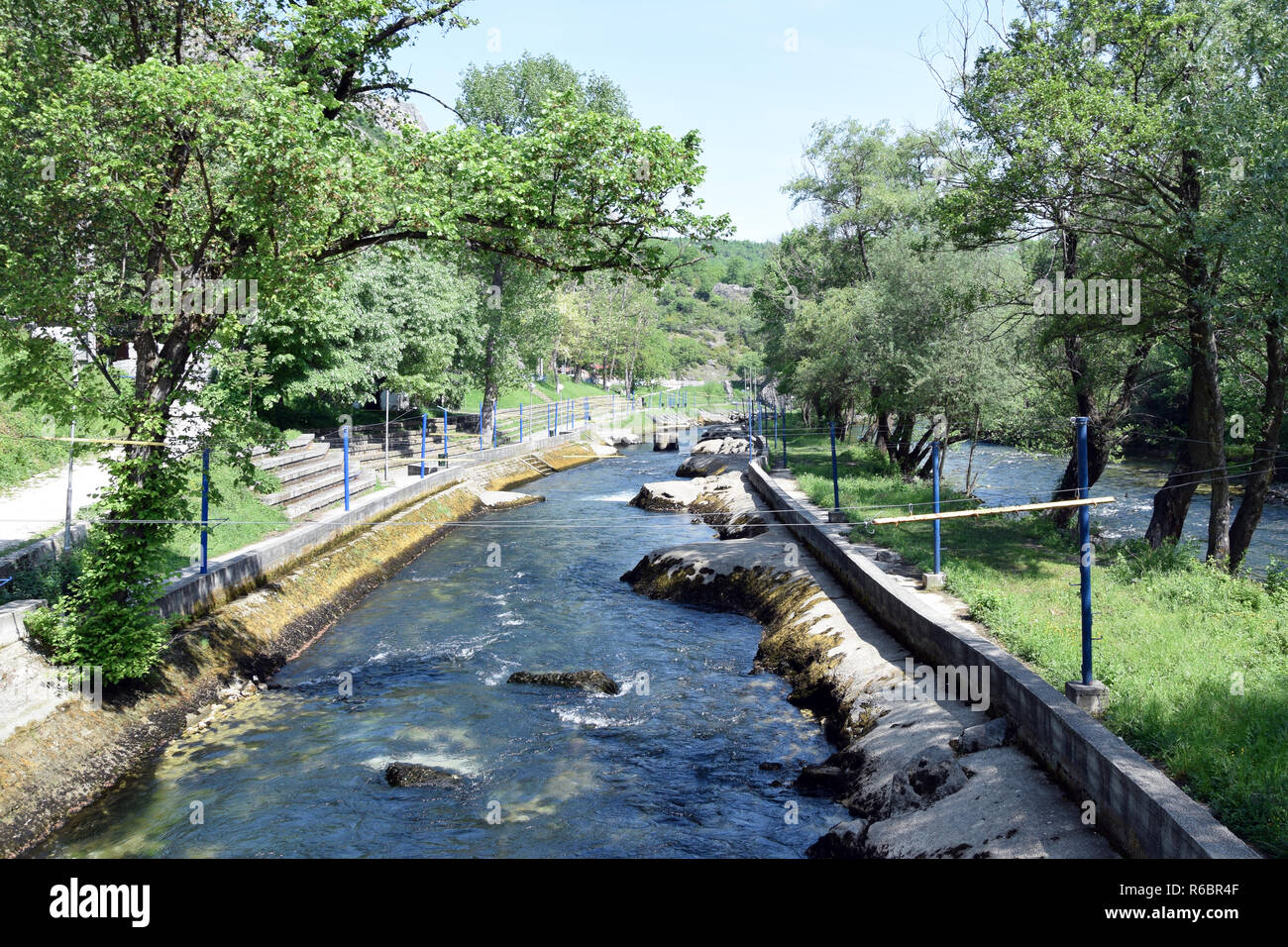 Berg Kanu Slalom am Treska Fluss in Matka Canyon. Skopje, Mazedonien. Stockfoto