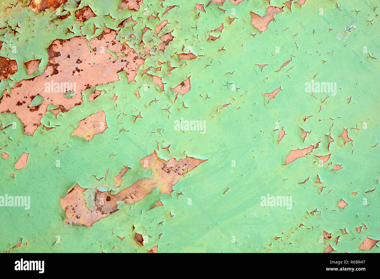 Grüne Metall Textur mit Flecken von Rost Stahl an seiner Oberfläche, aufgenommen im freien Stockfoto