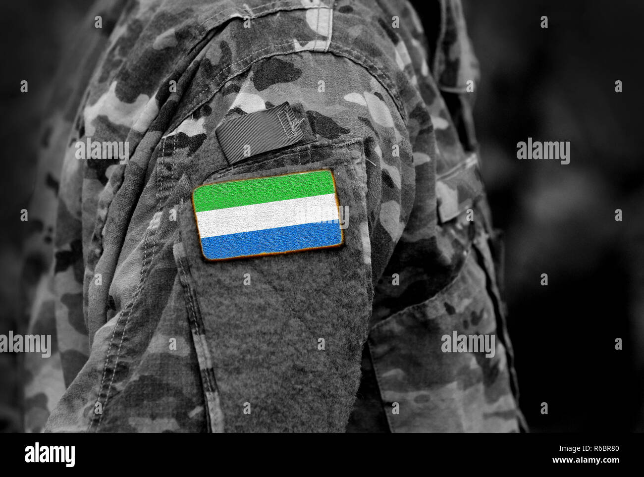 Flagge von Sierra Leone auf Soldaten arm. Sierra Leone Flagge auf der Uniform. Armee, Soldaten, Afrika (Collage). Stockfoto