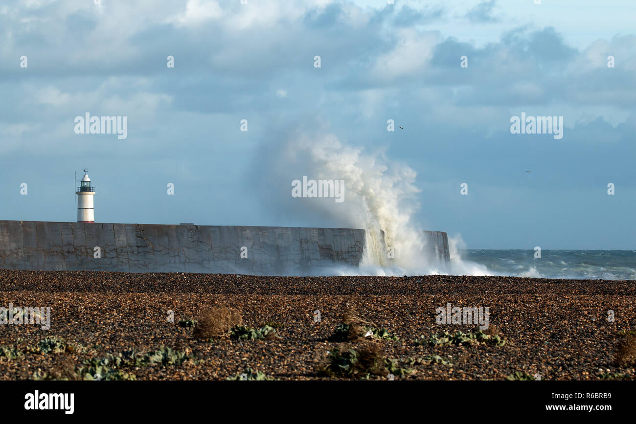 Leuchtturm und Wellen Stockfoto